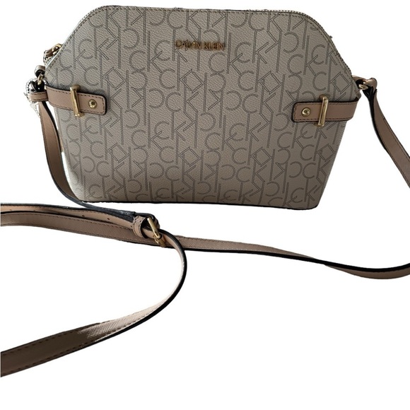 COPY - Calvin Klein Dessert Top signature monogram crossbody bag - Picture 2 of 10